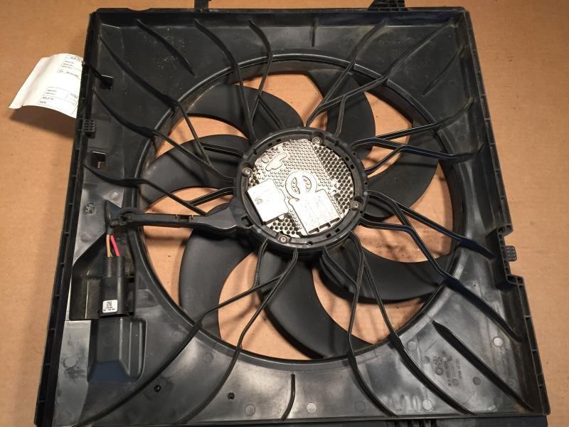 Radiator Fan Motor from a 2016 Mercedes-Benz GLE-Class, photo 2