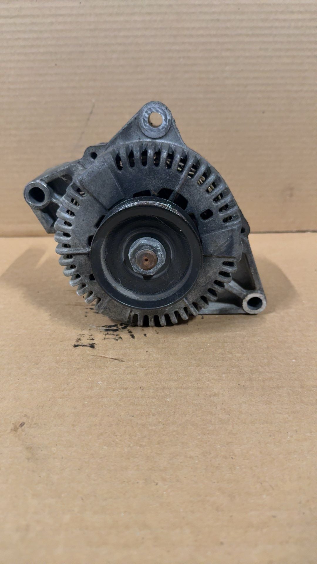 Alternator from a 2001 Mercury Sable, photo 1