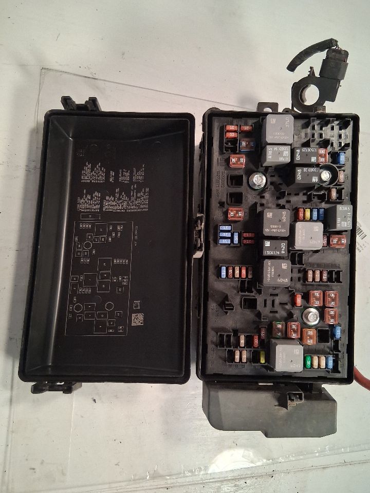 Engine Fuse Box from a 2011 Buick LaCrosse, photo 4