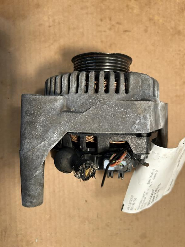 Alternator from a 2000 Ford Taurus, photo 1