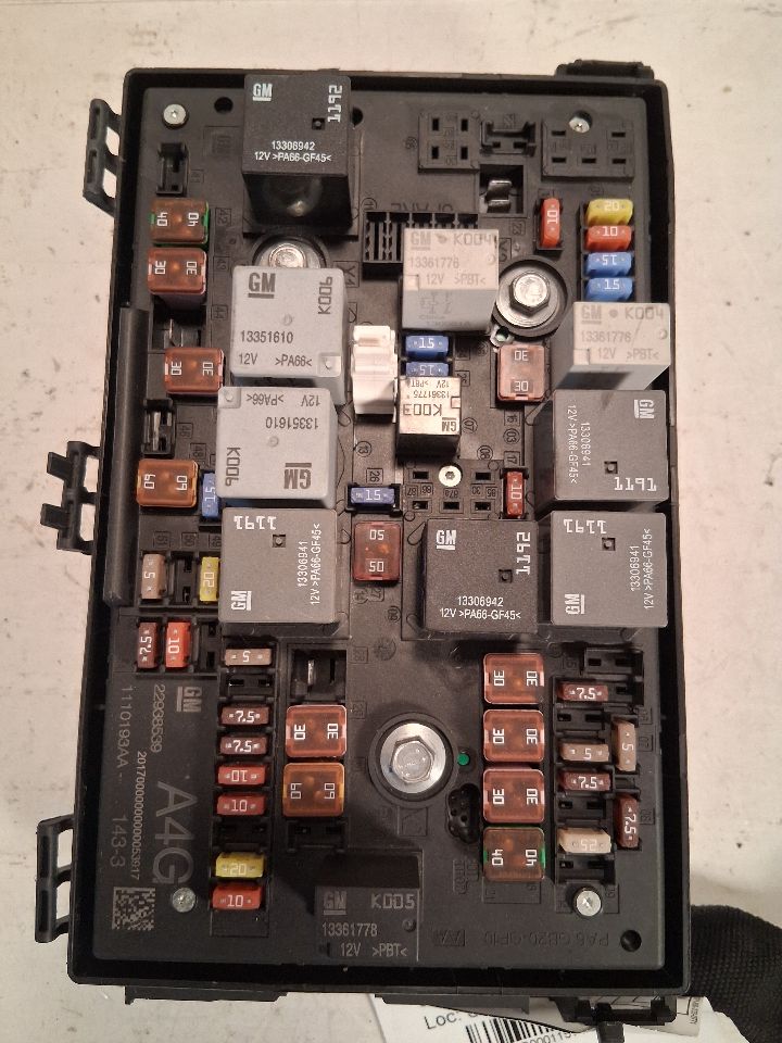 Engine Fuse Box from a 2013 Buick Verano, photo 1