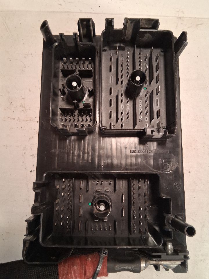 Engine Fuse Box from a 2013 Buick Verano, photo 2