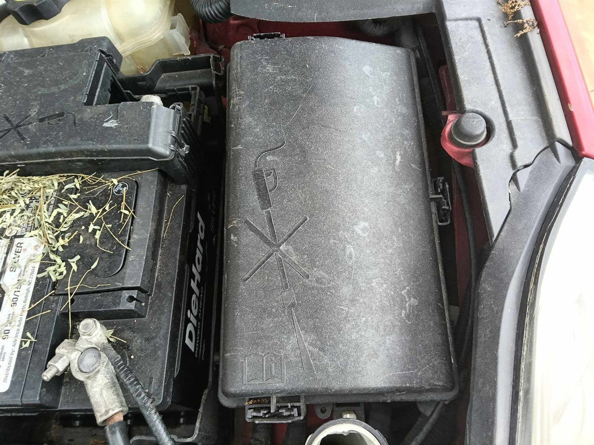 Engine Fuse Box from a 2013 Cadillac XTS, photo 1