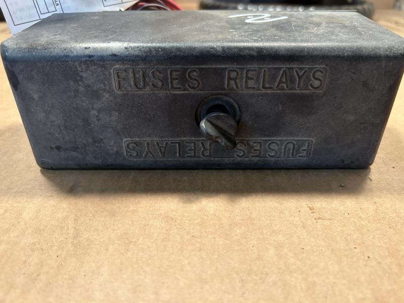 Engine Fuse Box from a 1997 Chevrolet Camaro, photo 1