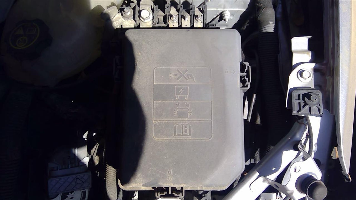 Engine Fuse Box from a 2017 Chevrolet Cruze, photo 1