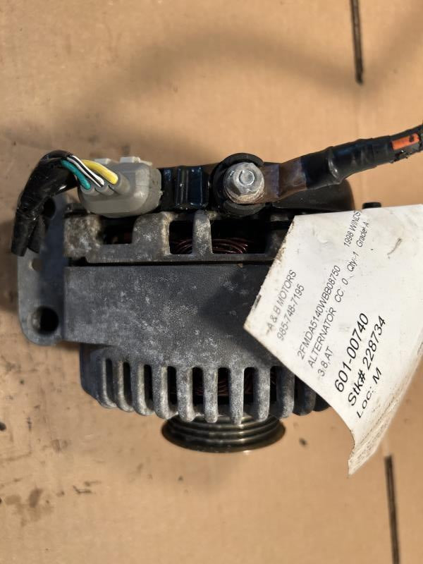 Alternator from a 1998 Ford Windstar, photo 1