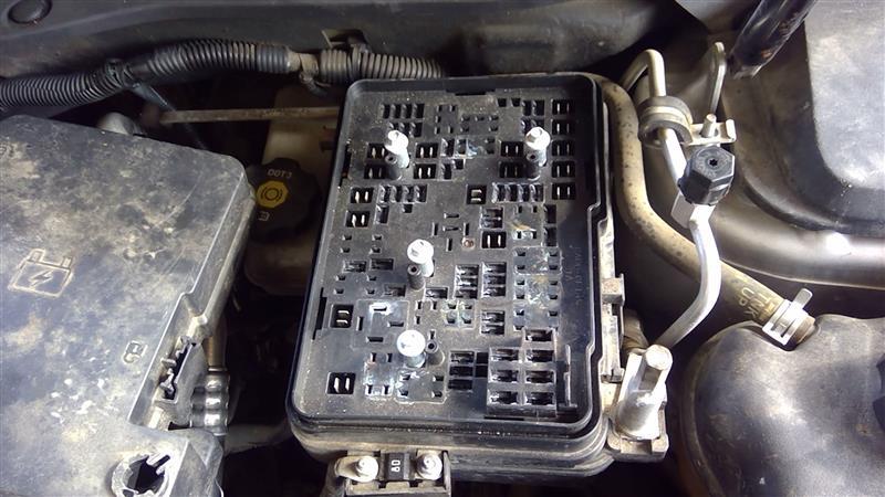 Engine Fuse Box from a 2015 Chevrolet Equinox, photo 2