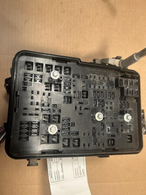 Engine Fuse Box from a 2015 Chevrolet Equinox, photo 3