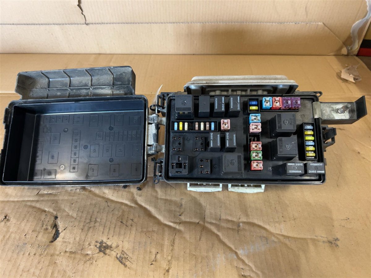 Engine Fuse Box from a 2007 Dodge, photo 2