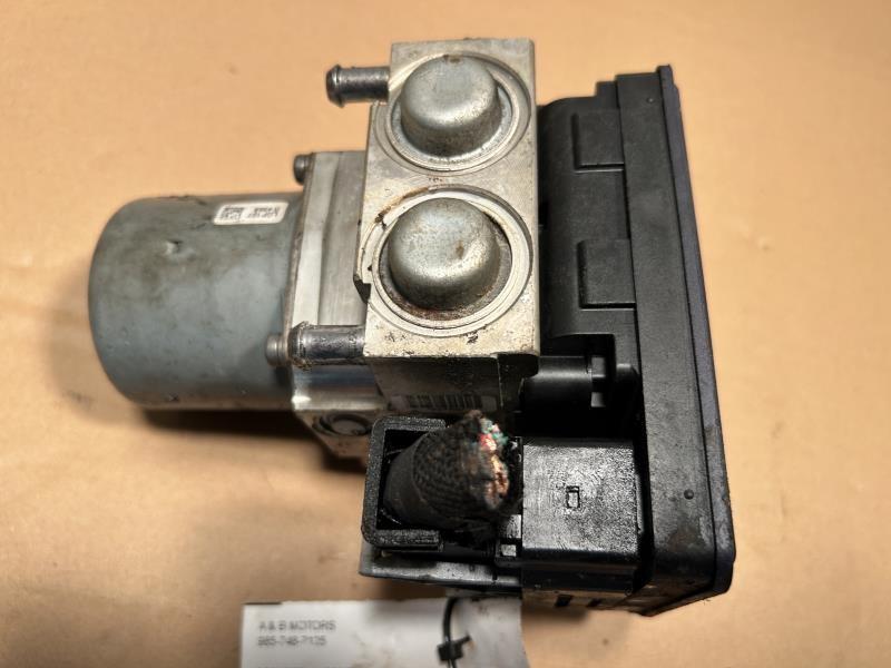ABS Pump Module from a 2020 Ram 2500, photo 1
