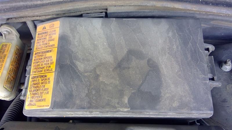 Engine Fuse Box from a 2005 Ford Focus, photo 1
