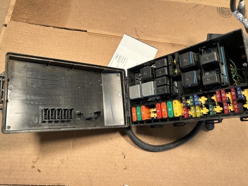 Engine Fuse Box from a 2005 Ford Focus, photo 2