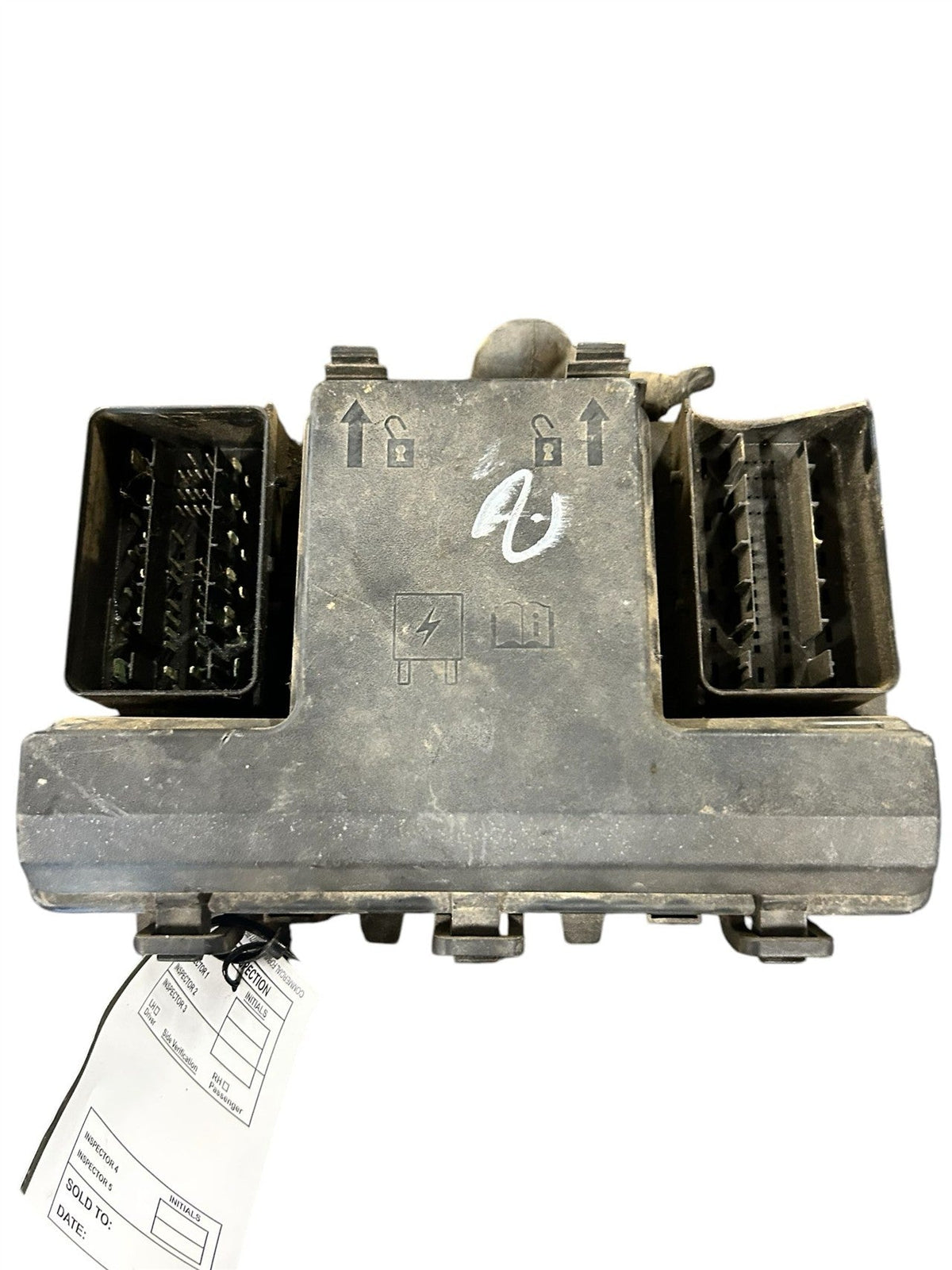 Engine Fuse Box from a 2014 Ford Fusion, photo 2