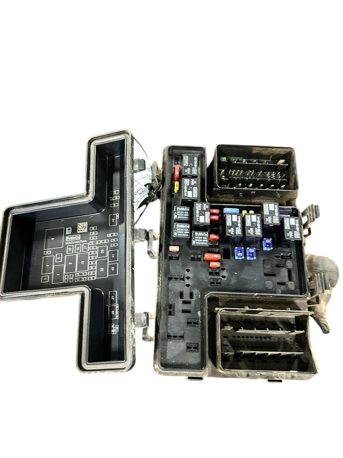 Engine Fuse Box from a 2014 Ford Fusion, photo 3