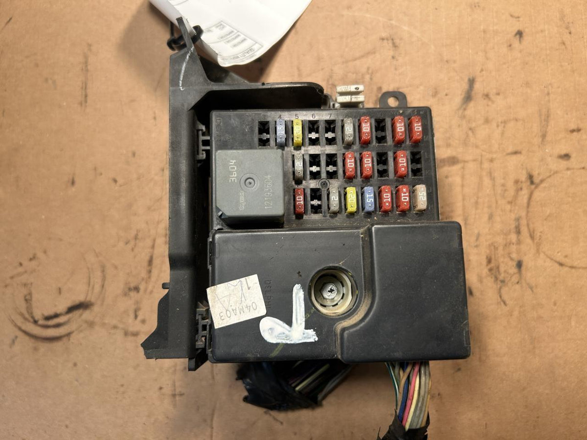 Engine Fuse Box from a 2003 Chevrolet Monte Carlo, photo 2