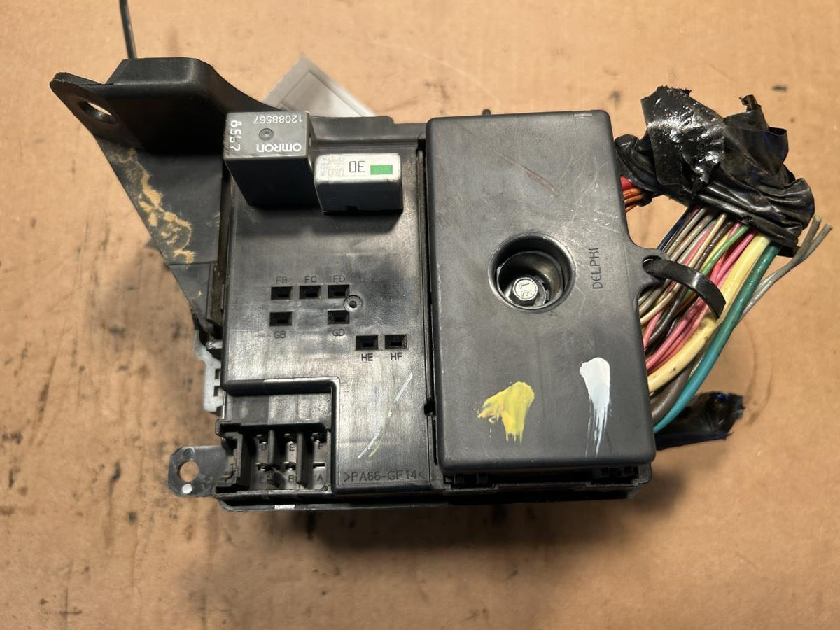 Engine Fuse Box from a 2003 Chevrolet Monte Carlo, photo 3