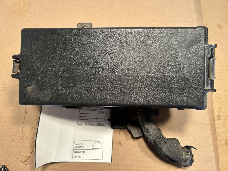 Engine Fuse Box from a 2010 Ford Mustang, photo 2