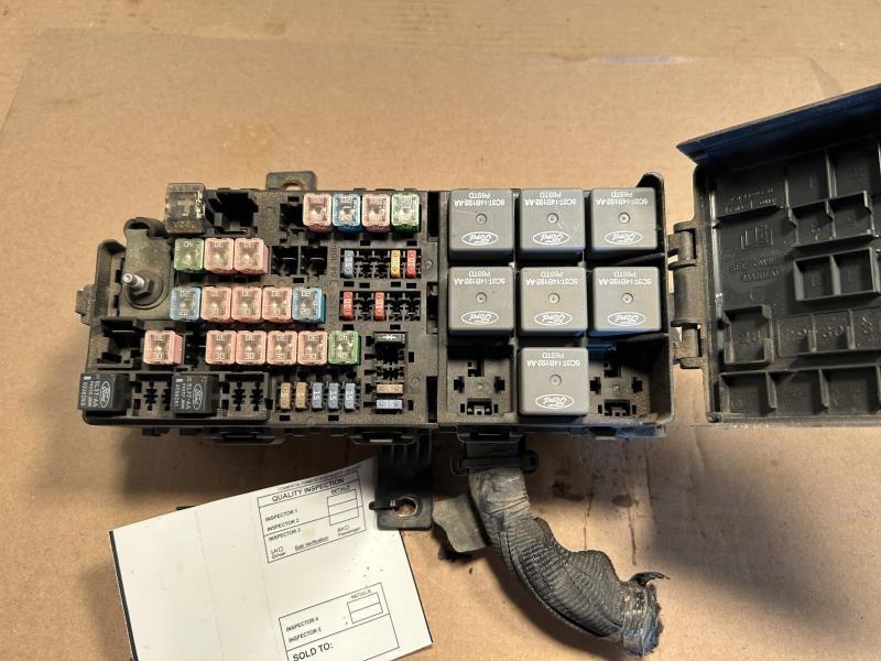 Engine Fuse Box from a 2010 Ford Mustang, photo 3