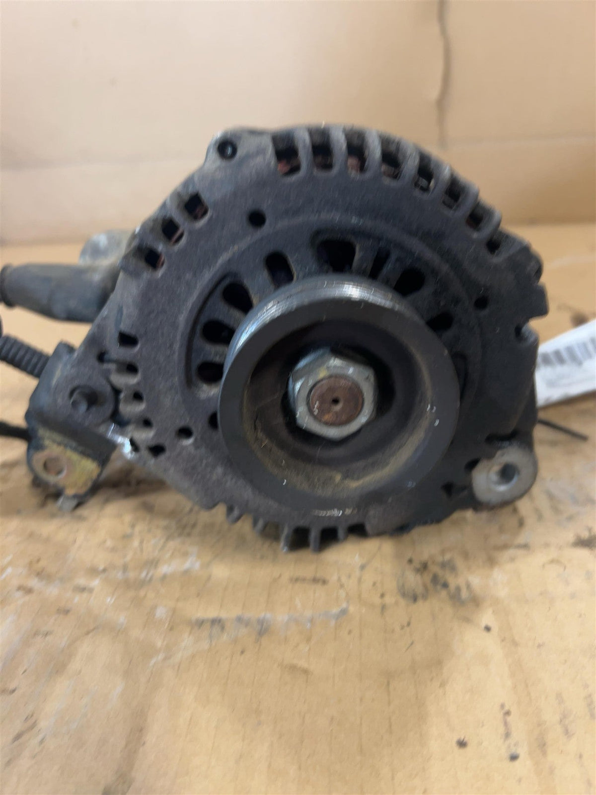 Alternator from a 2000 Nissan Maxima, photo 1