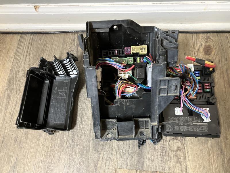 Engine Fuse Box from a 2012 Nissan Versa, photo 1