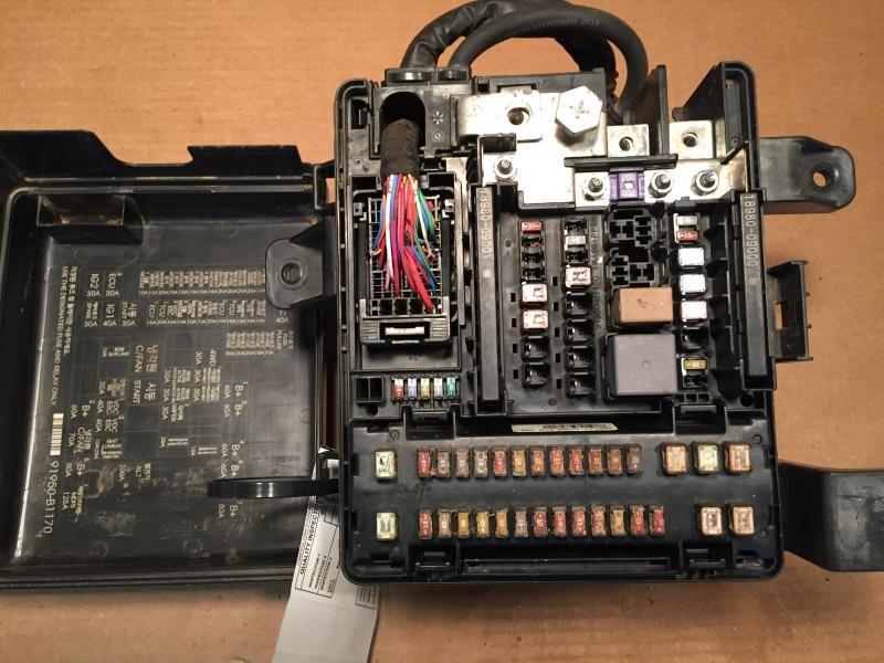 Engine Fuse Box from a 2015 Hyundai Genesis, photo 2