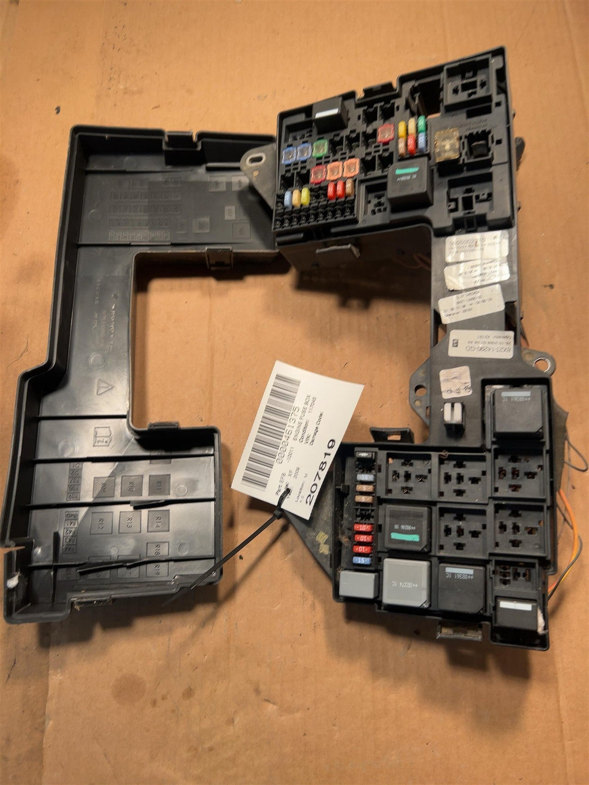 Engine Fuse Box from a 2009 Jaguar XF, photo 2