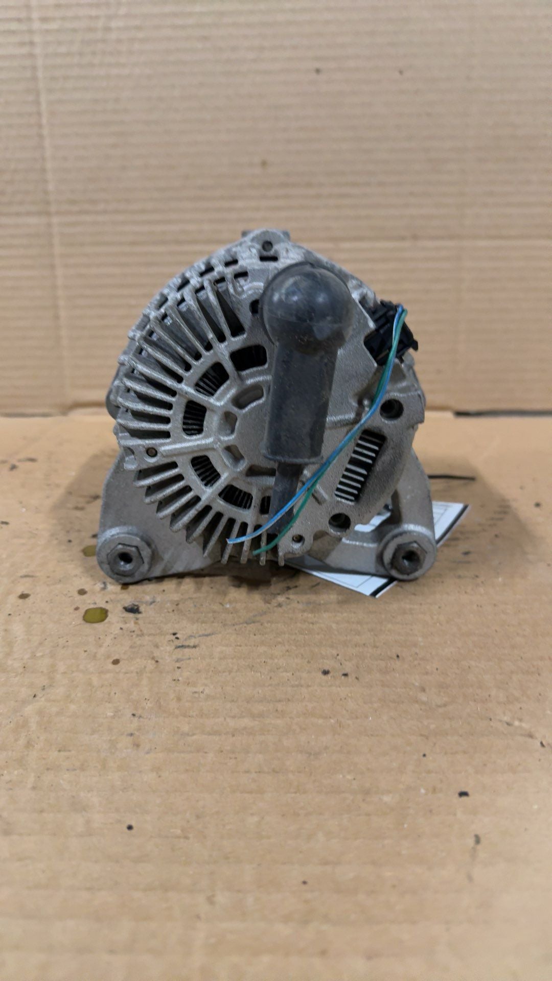 Alternator from a 2015 Nissan Versa, photo 2