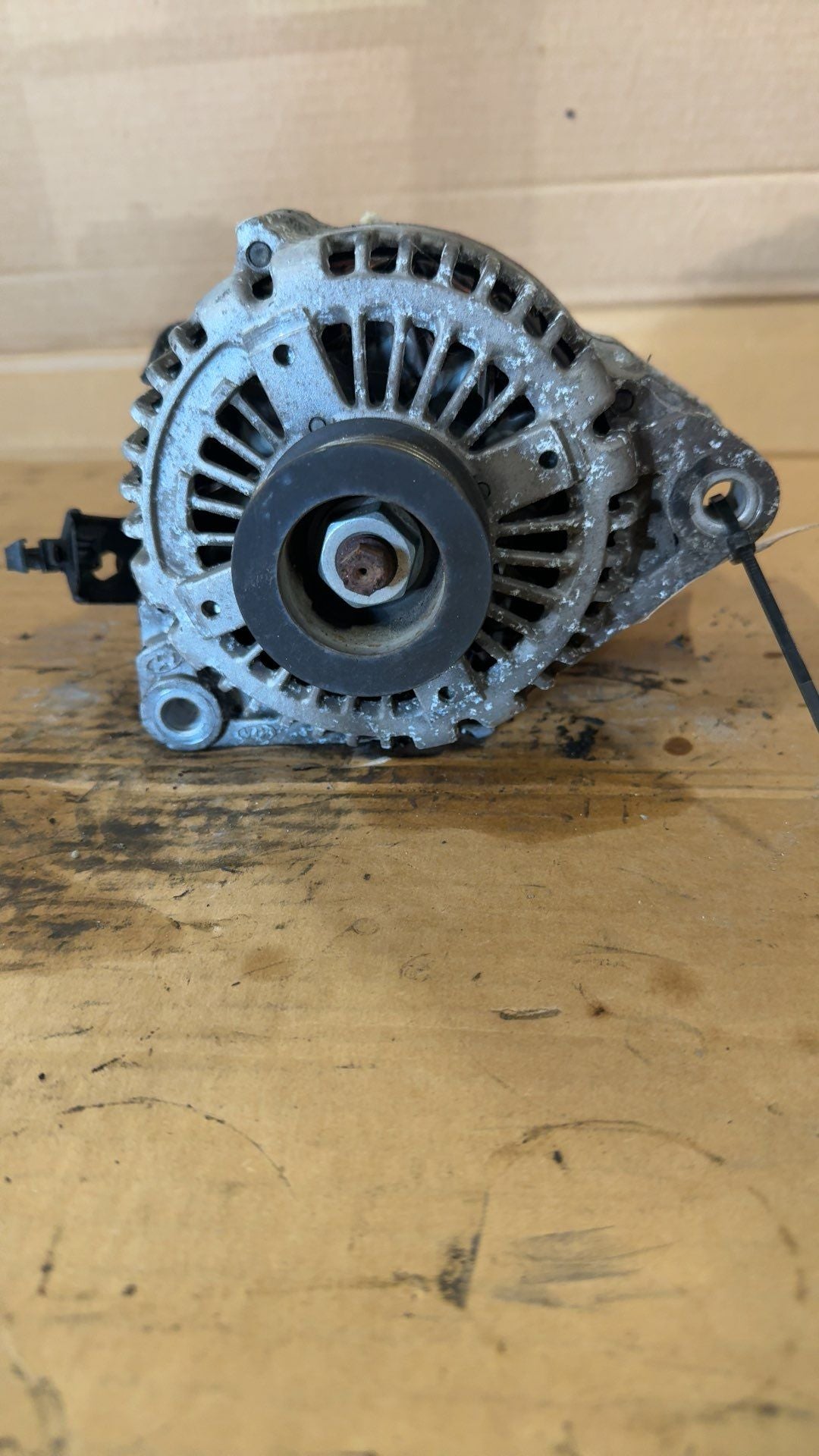 Alternator from a 2011 Hyundai Genesis, photo 1