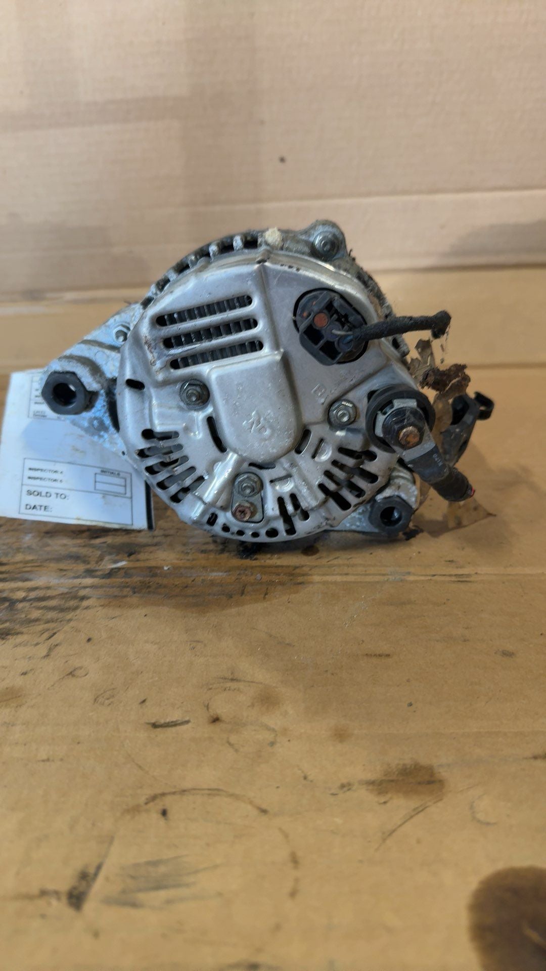 Alternator from a 2011 Hyundai Genesis, photo 2