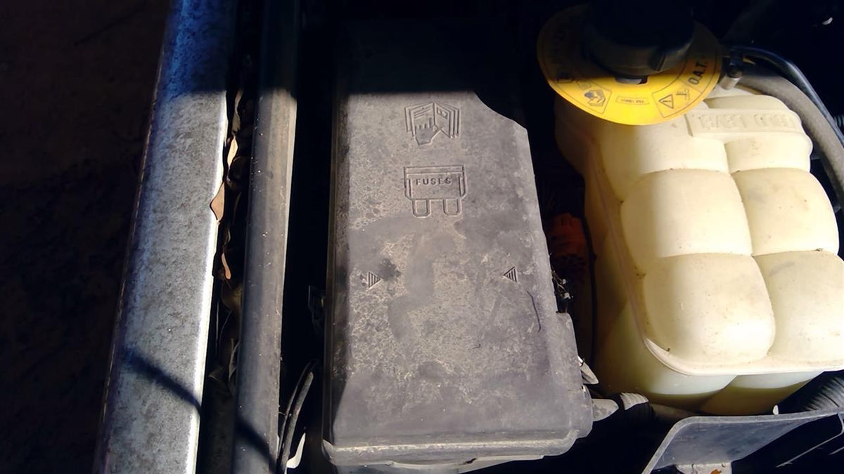 Engine Fuse Box from a 2003 Land Rover, photo 1