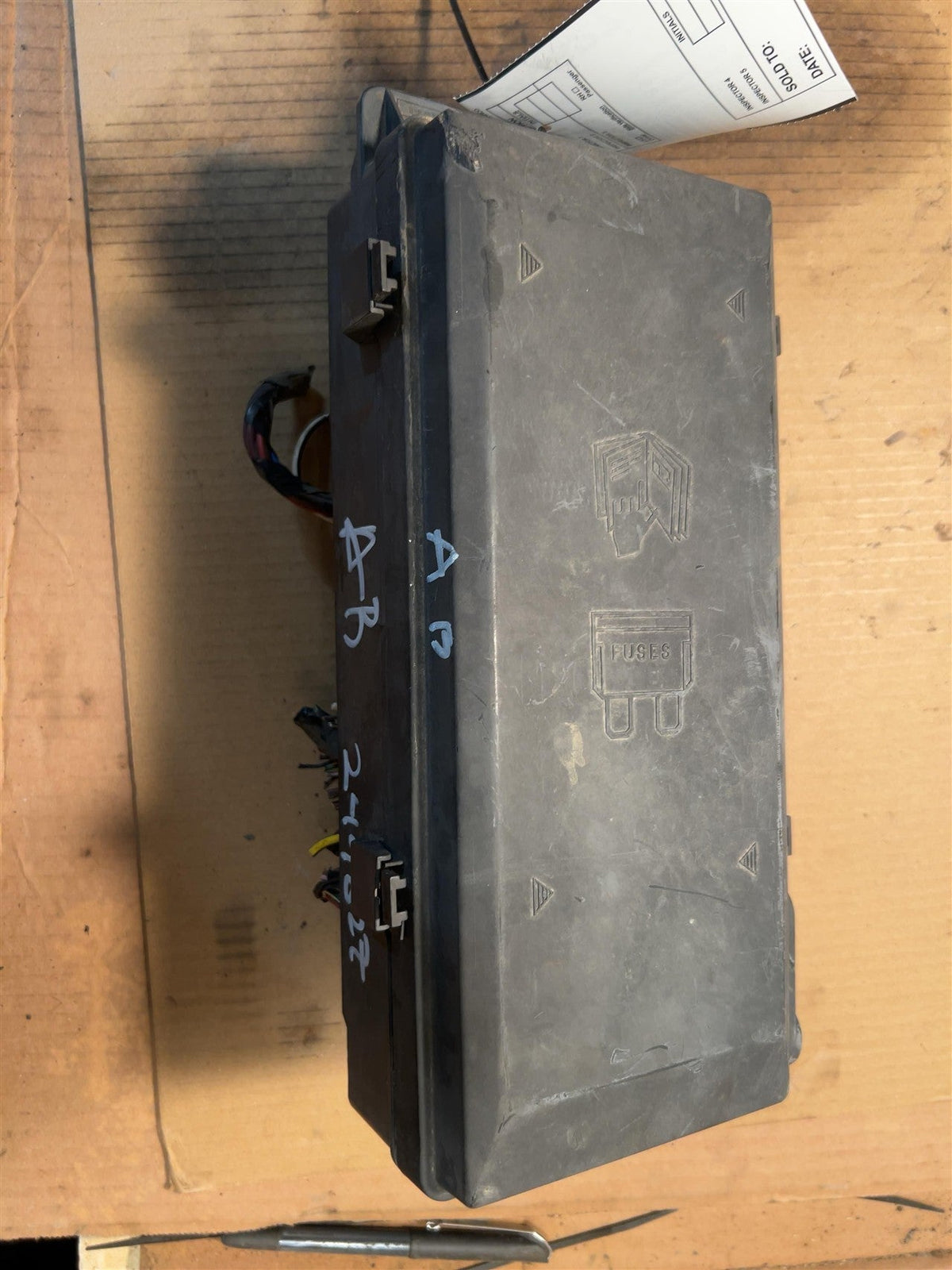 Engine Fuse Box from a 2003 Land Rover, photo 2