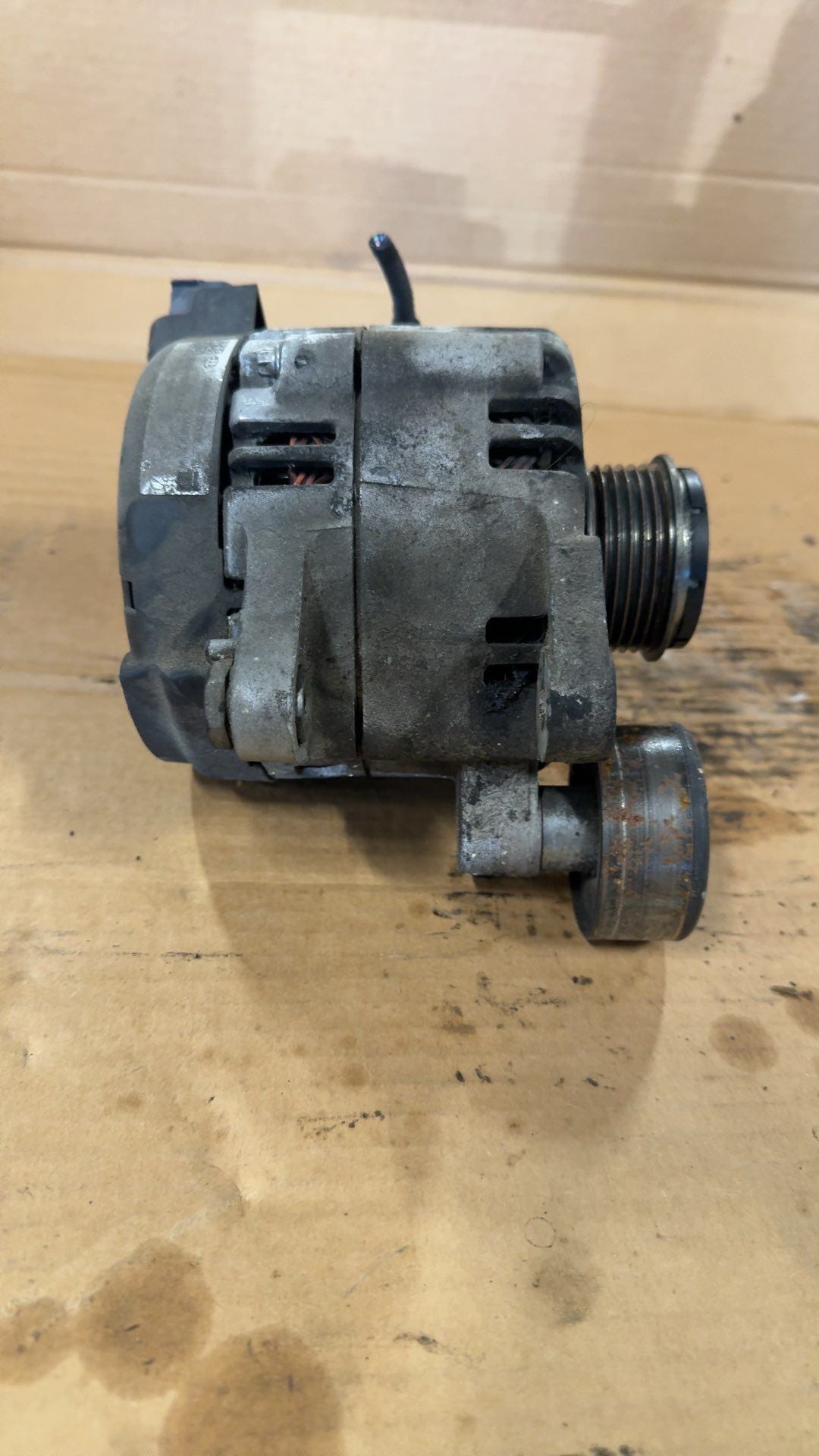 Alternator from a 2017 Hyundai Elantra, photo 2