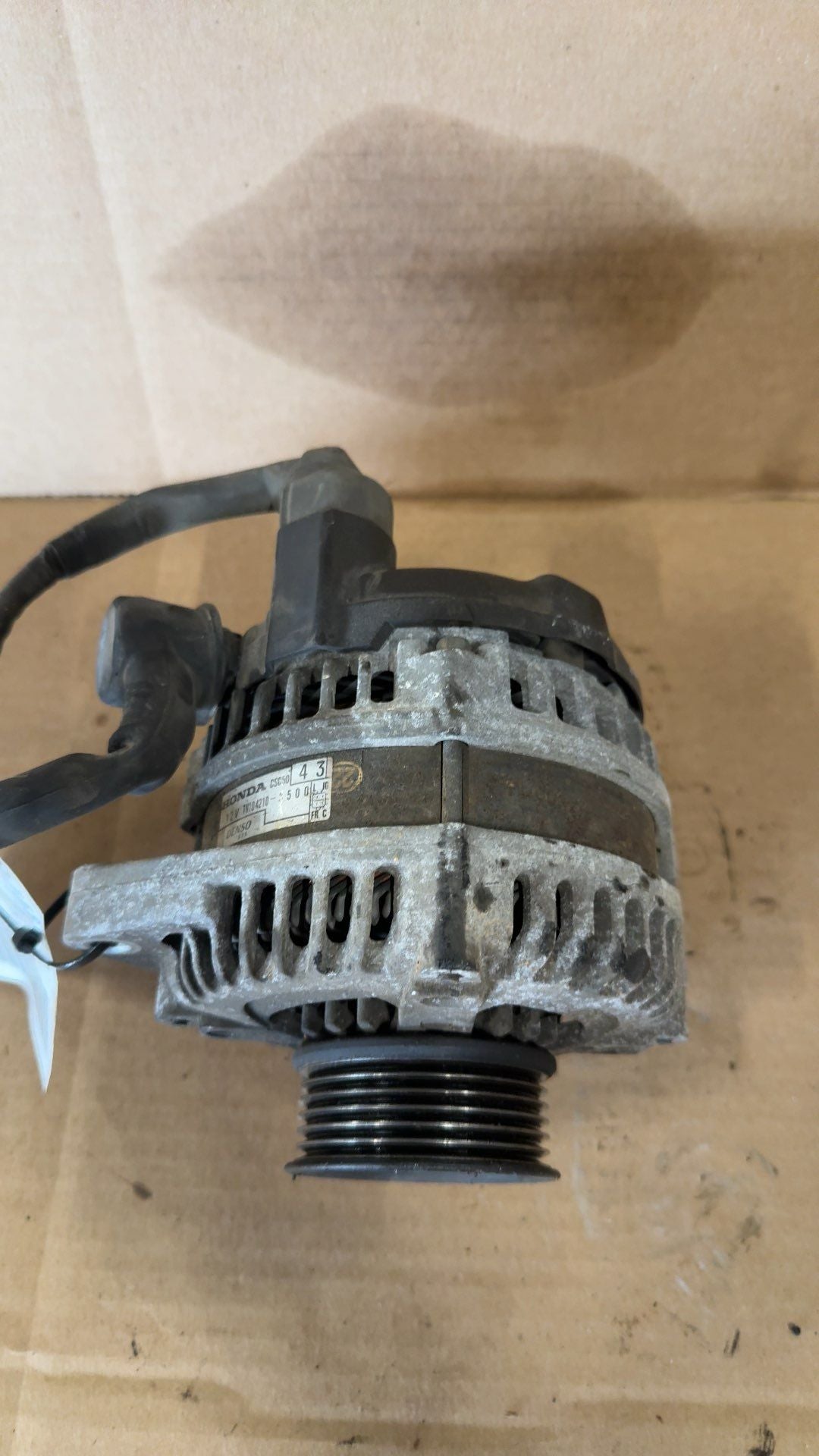 Alternator from a 2004 Honda Accord, photo 2