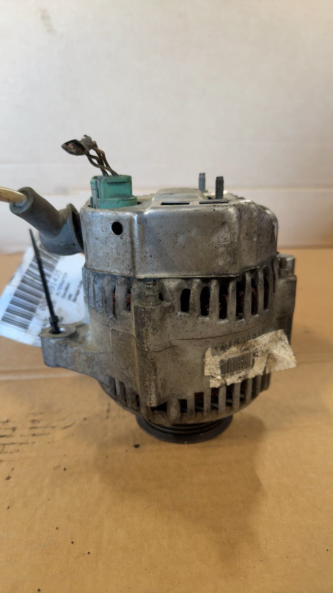 Alternator from a 1998 Honda CR-V, photo 2