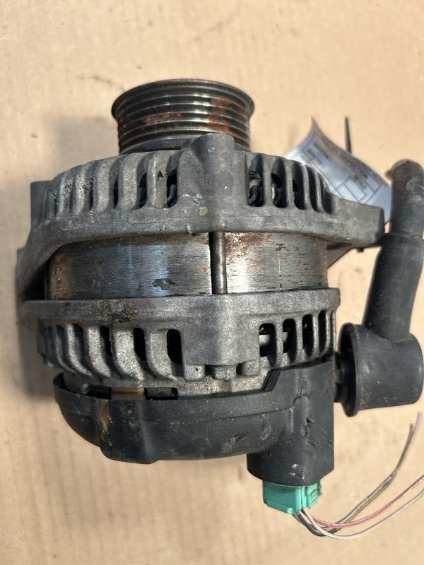 Alternator from a 2006 Honda, photo 1