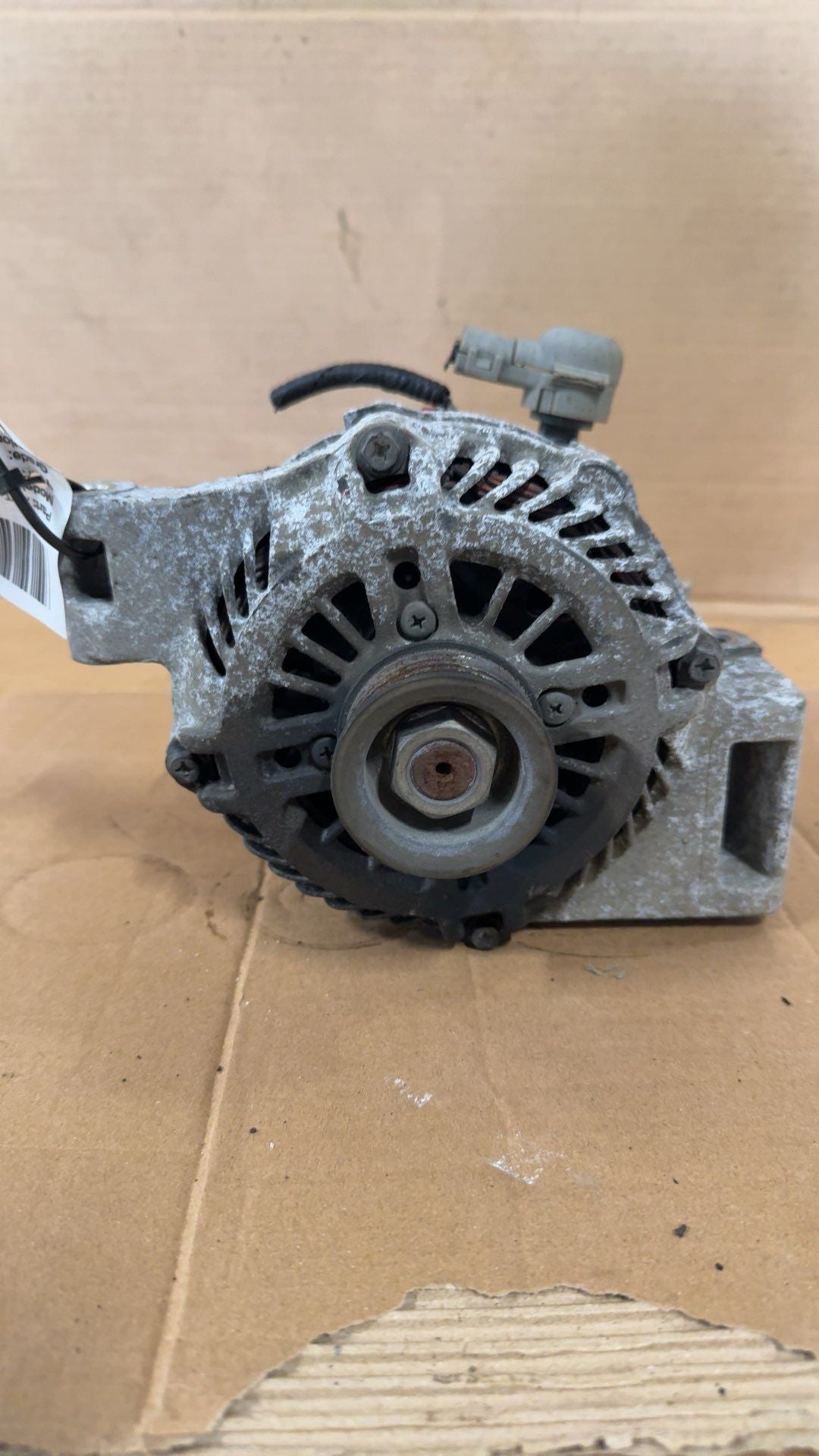 Alternator from a 2006 Mazda 3, photo 1