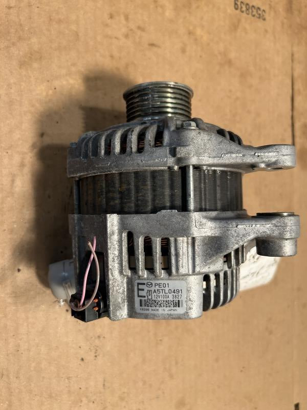Alternator from a 2014 Mazda 3, photo 1