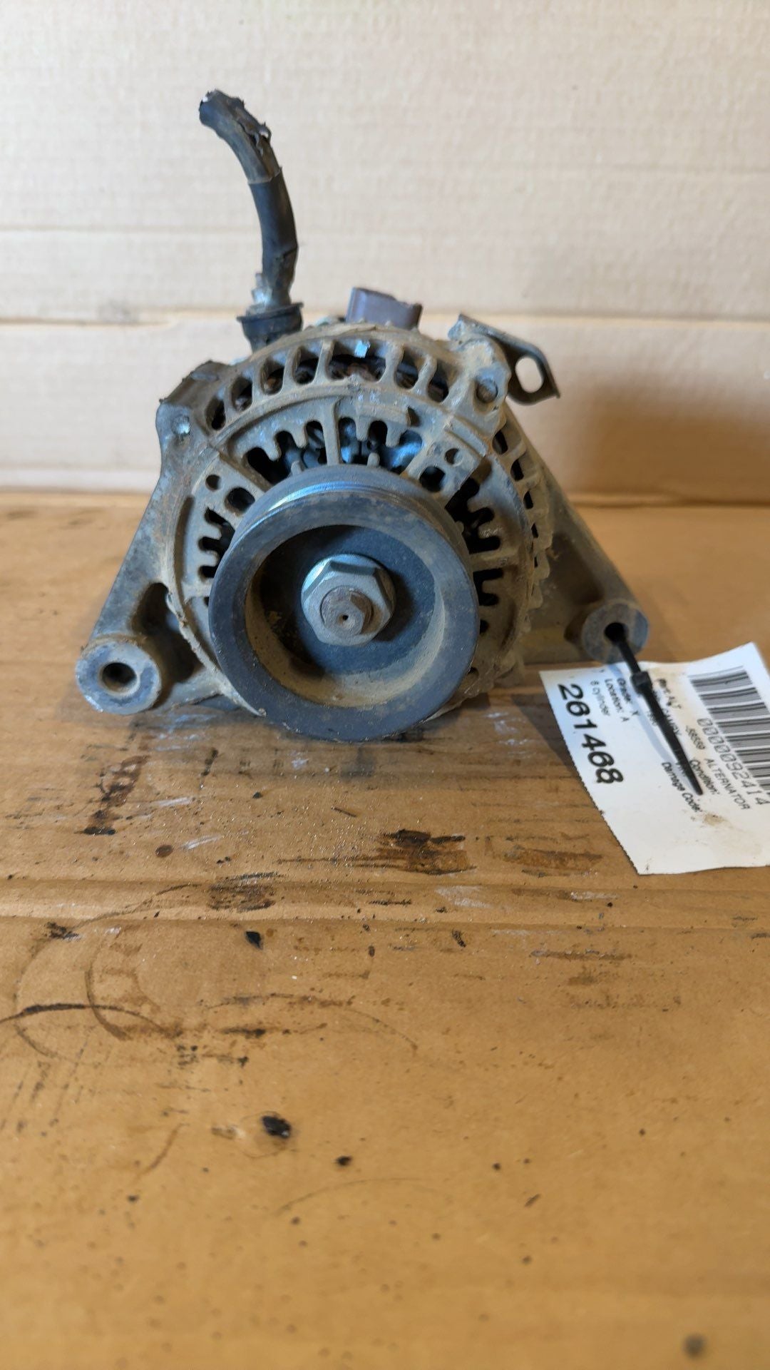 Alternator from a 1996 Toyota Camry, photo 1