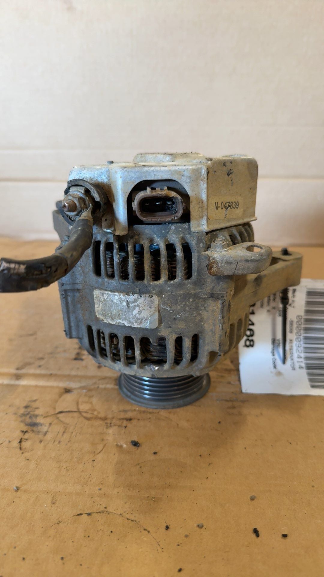 Alternator from a 1996 Toyota Camry, photo 2