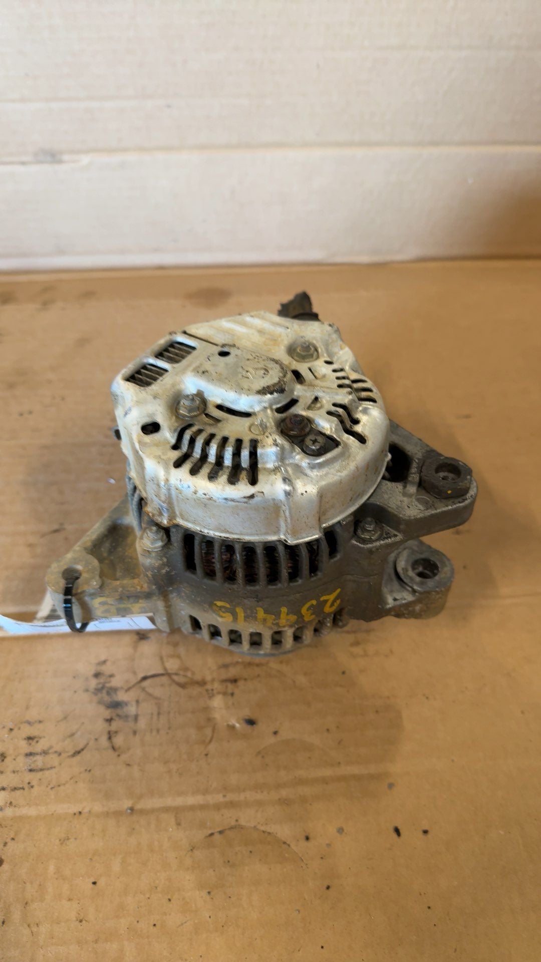 Alternator from a 1996 Toyota Camry, photo 3