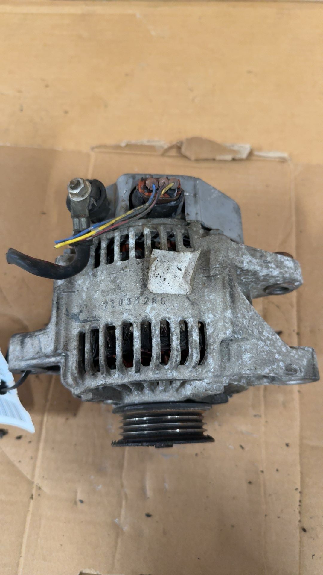 Alternator from a 2002 Toyota Echo, photo 2
