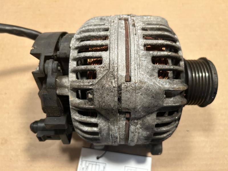 Alternator from a 2000 Volkswagen Beetle, photo 1