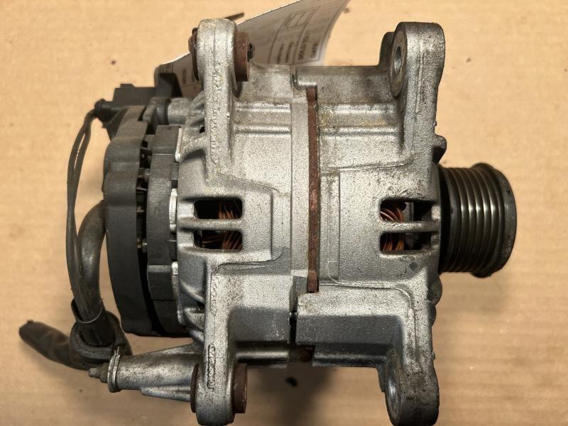 Alternator from a 2000 Volkswagen Beetle, photo 2