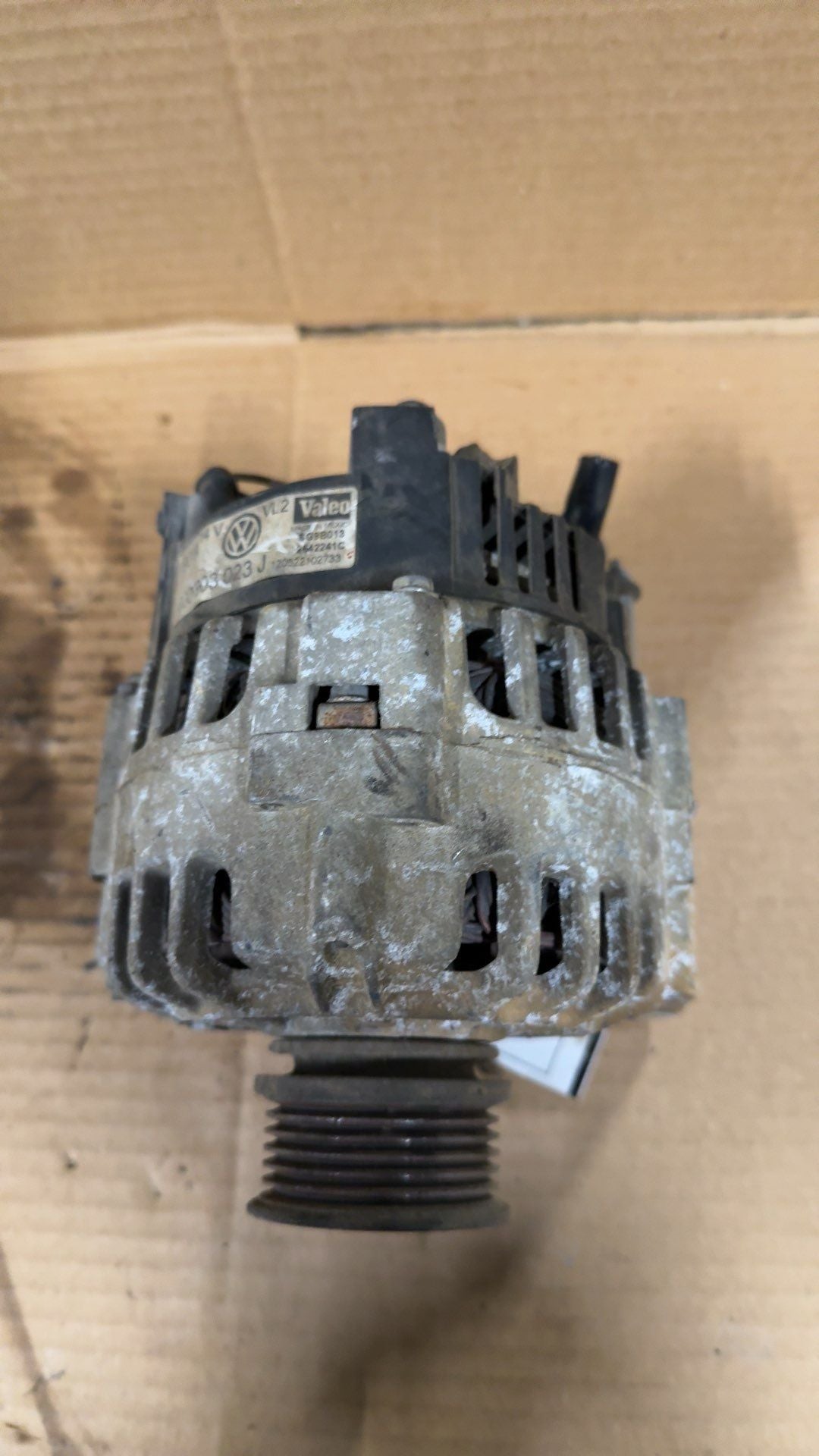 Alternator from a 2002 Volkswagen Jetta, photo 3