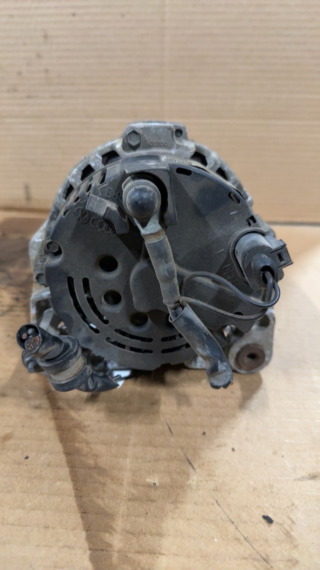 Alternator from a 2002 Volkswagen Jetta, photo 4