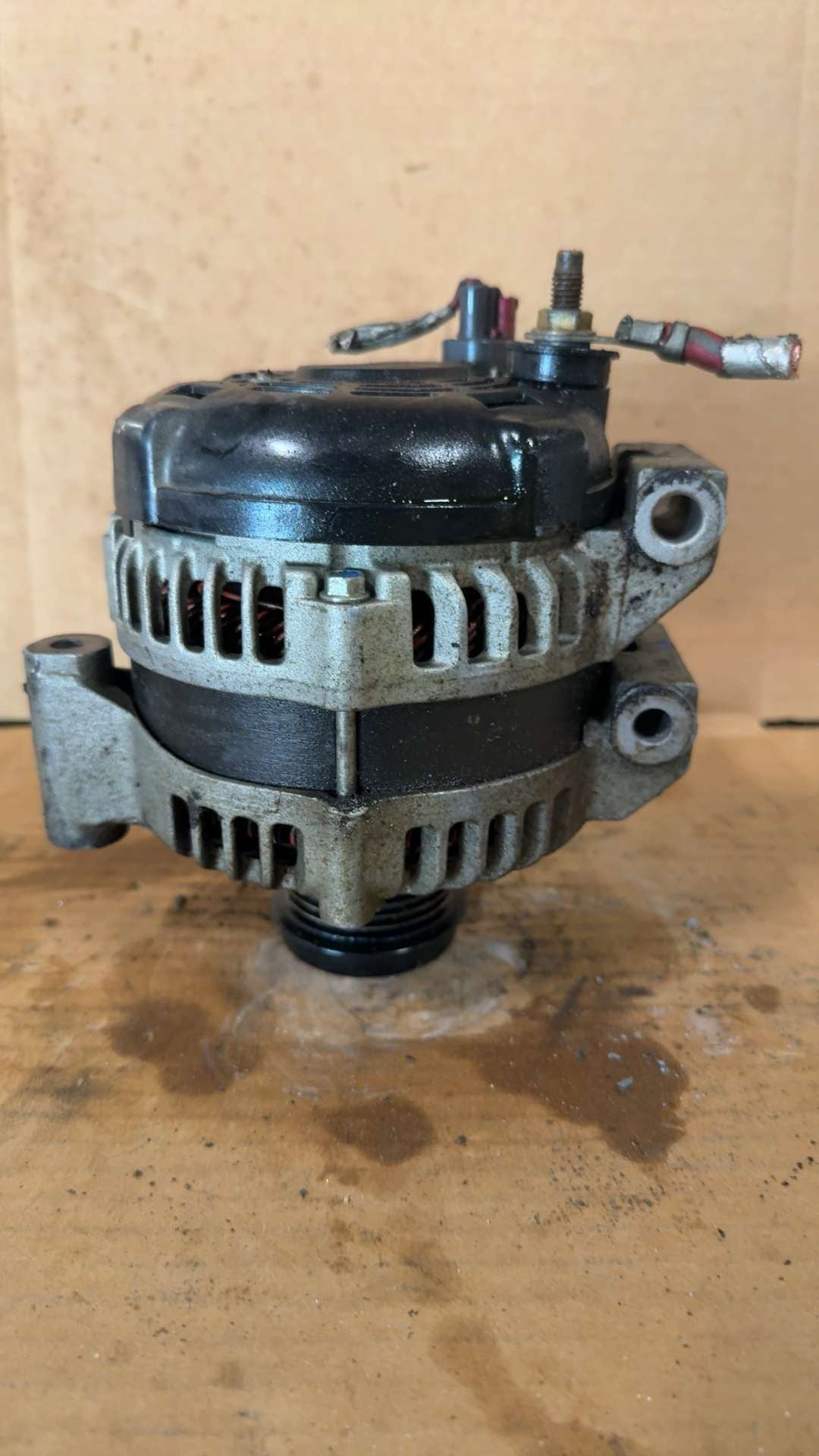 Alternator from a 2011 Volkswagen Routan, photo 1