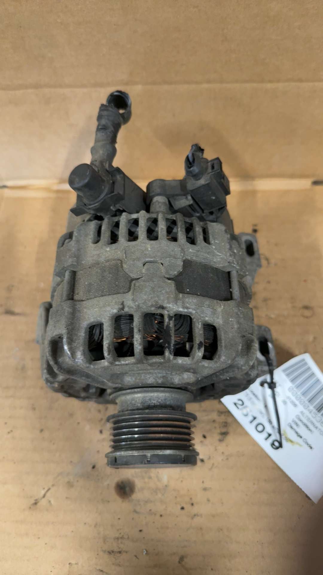 Alternator from a 2014 Volvo S60, photo 2