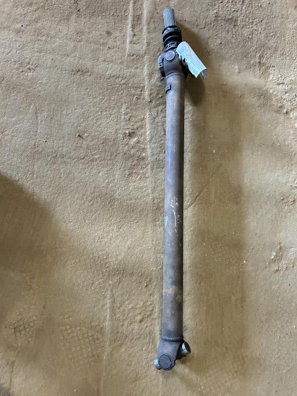 Drive Shaft from a 2002 Chevrolet Silverado 2500, front, photo 1