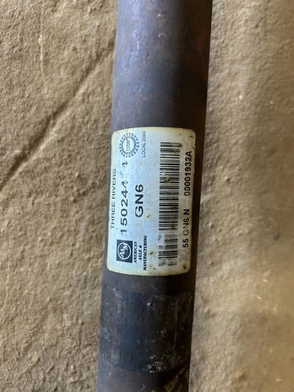 Drive Shaft from a 2002 Chevrolet Silverado 2500, front, photo 2