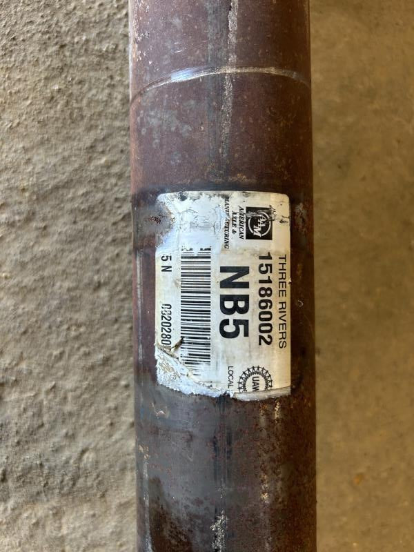 Drive Shaft from a 2004 GMC Yukon, front, photo 2